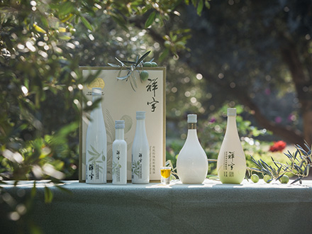 祥宇特級(jí)初榨橄欖油，純手工采摘、精選優(yōu)質(zhì)油橄欖鮮果，用意大利貝亞雷斯全自動(dòng)設(shè)備物理冷榨工藝，在鮮果采摘后8小時(shí)內(nèi)限時(shí)鮮榨而成。